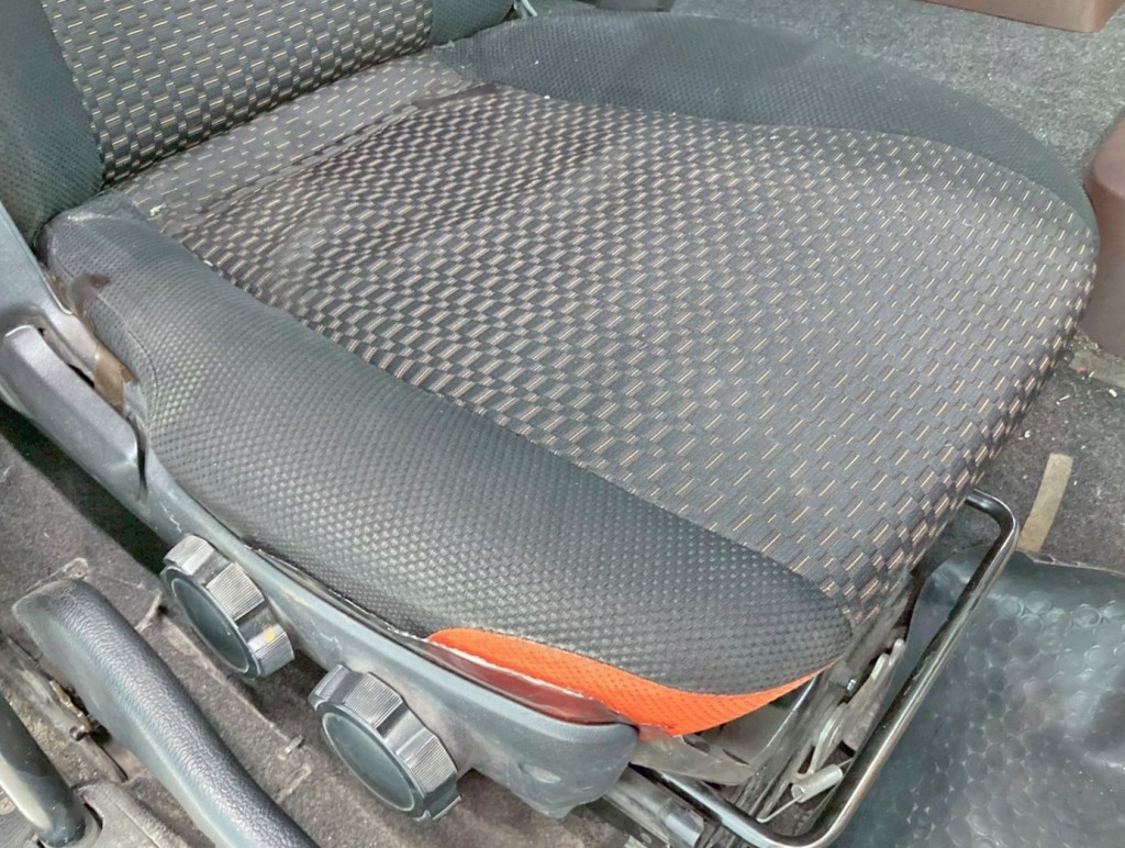 運転席座面にヘタリがあります。|日野 プロフィア 2DG-FS1AGAの写真8