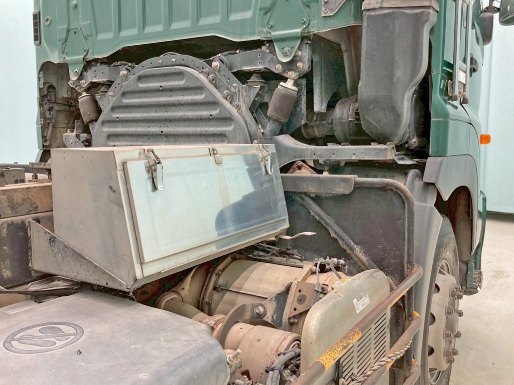 運転席側にステンレス製の工具箱が付いています。|日野 プロフィア 2DG-FS1AGAの写真18