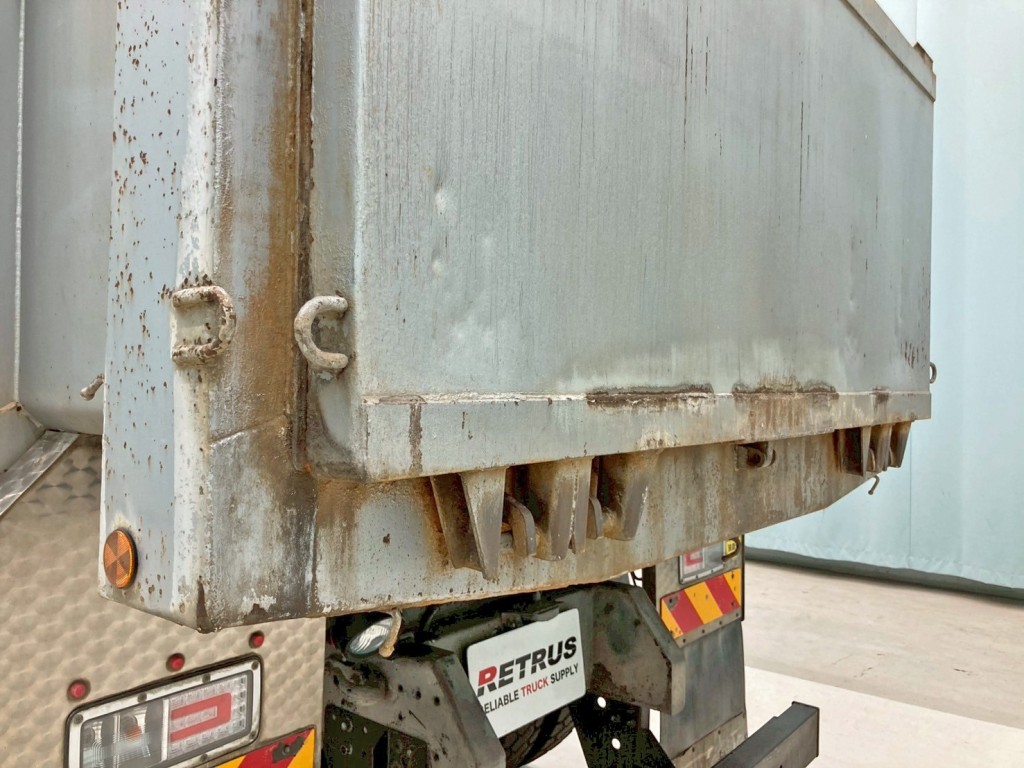 リヤゲートの所々にヘコミがあります。(助手席側)|日野 プロフィア 2DG-FS1AGAの写真21