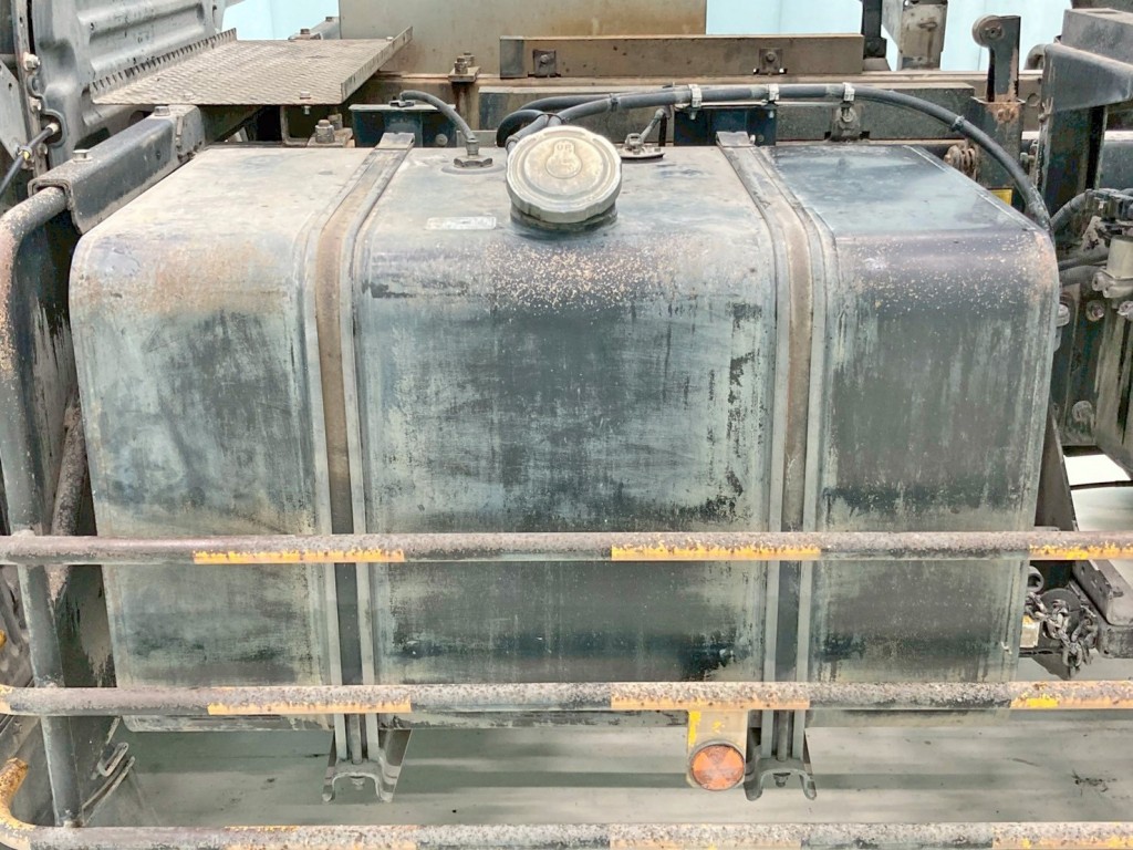 燃料タンクは300Lです。|日野 プロフィア 2DG-FS1AGAの写真25