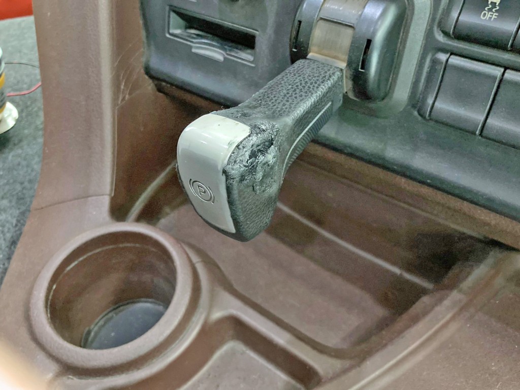 サイドブレーキの取っ手の状態です。|日野 プロフィア 2DG-FS1AGAの写真27