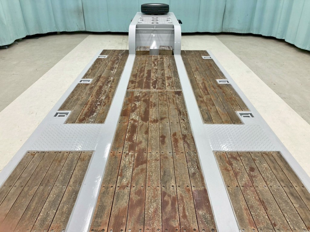 床は板張りです。(有効長：4.90m)|トレクス  PLR229AZの写真10