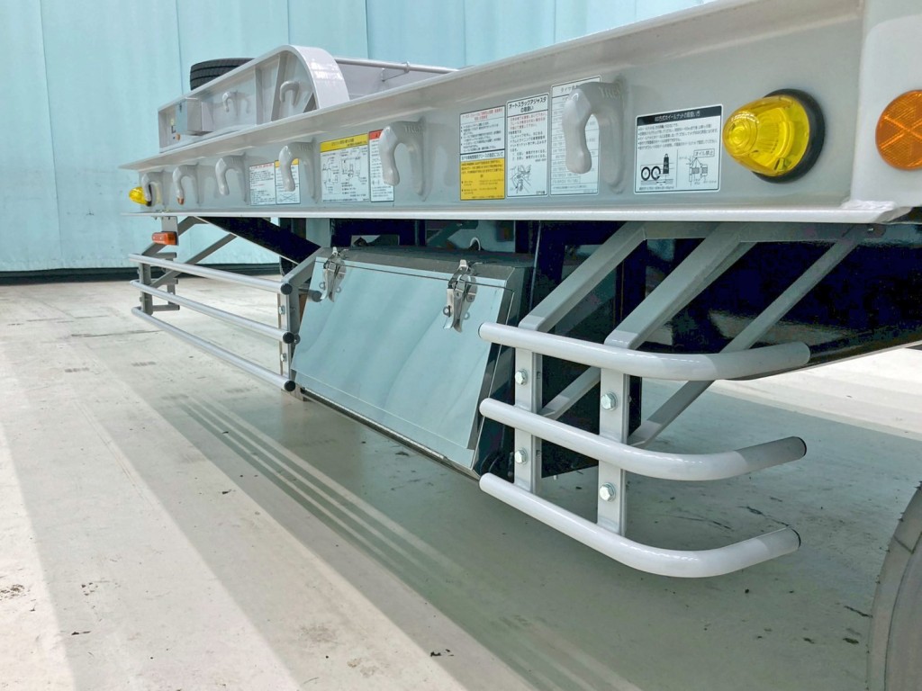 助手席側にステンレス製の工具箱が付いています。|トレクス  PLR229AZの写真20