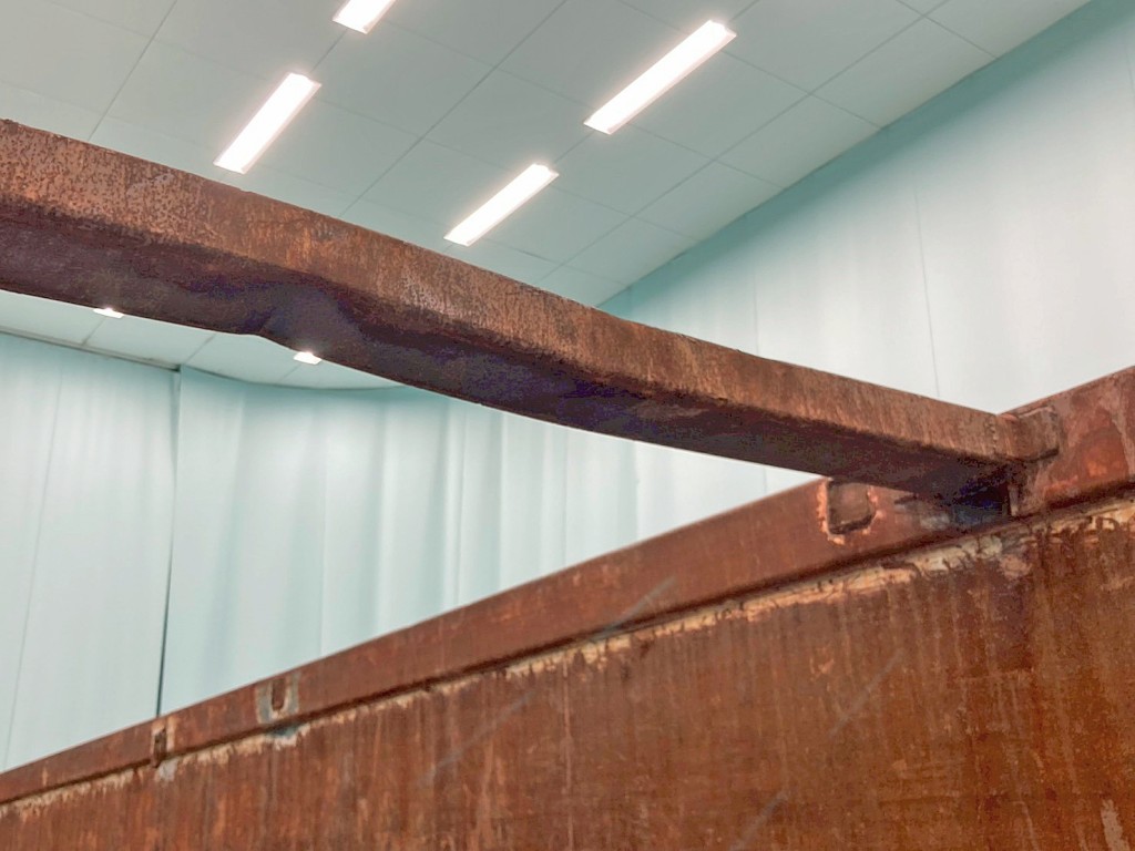 ボディー中央のステーに曲がりがあります。|トレクス  NCCTB34081の写真16