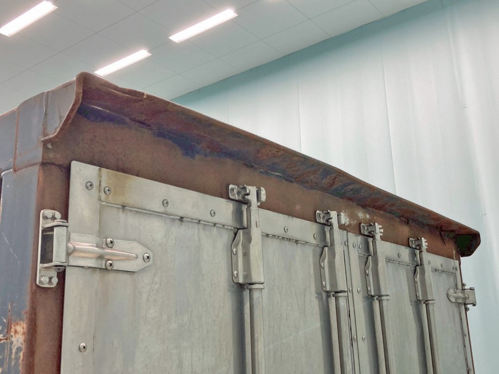 門口上部のヒサシに曲がりがあります。|トレクス  NCCTB34081の写真19