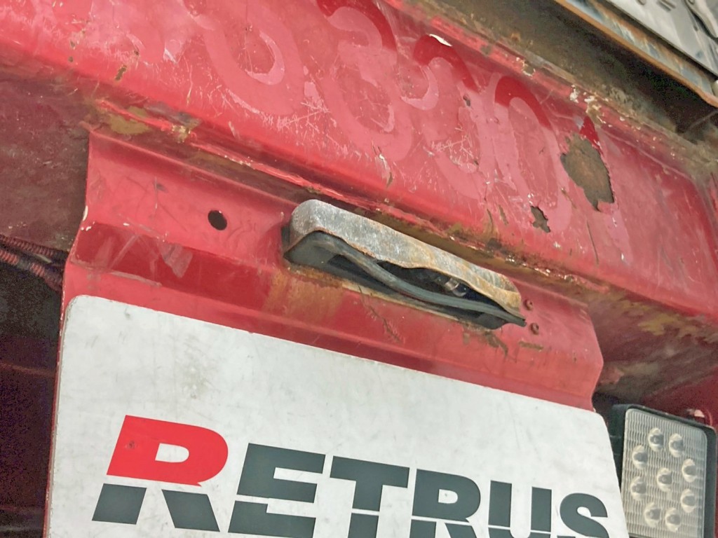 ナンバー灯カバーに曲がりがあります。|トレクス  NCCTB34081の写真24