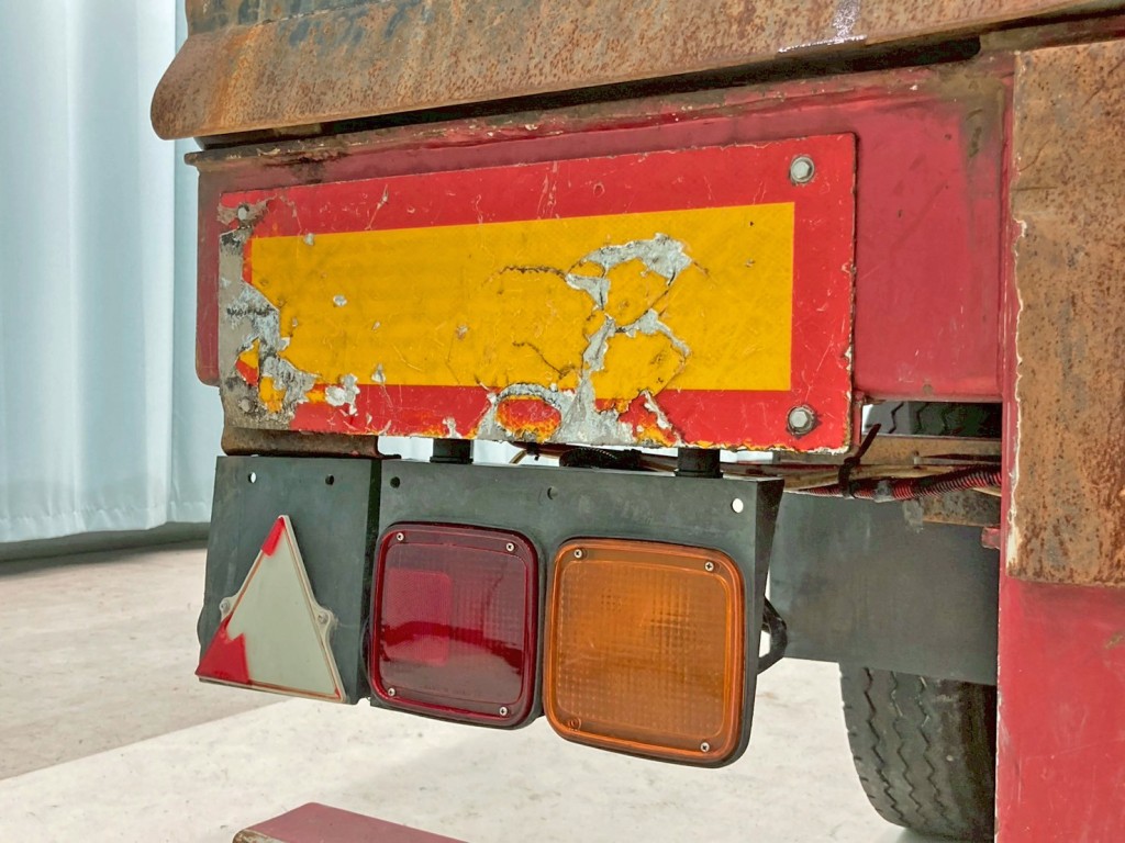 助手席側反射板に破れ、下部の三角板が破損しています。|トレクス  NCCTB34081の写真25