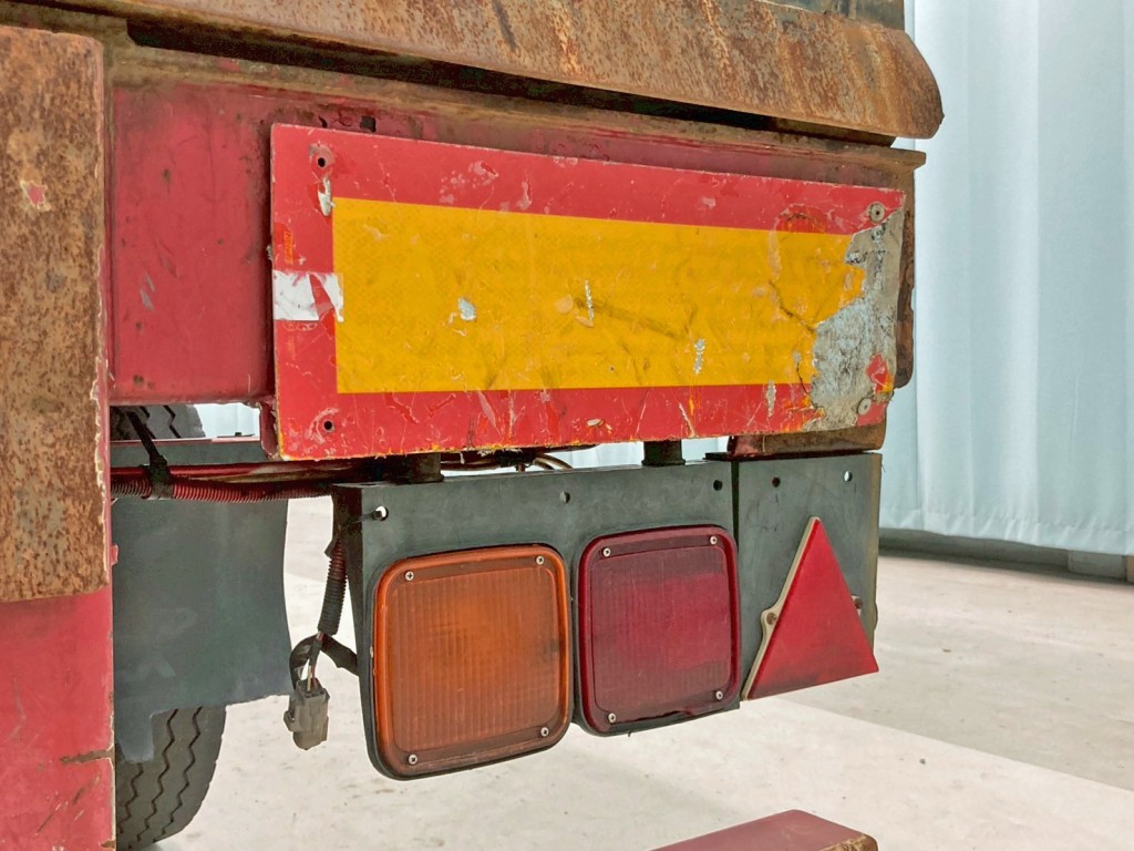 運転席側反射板に破れがあります。|トレクス  NCCTB34081の写真26