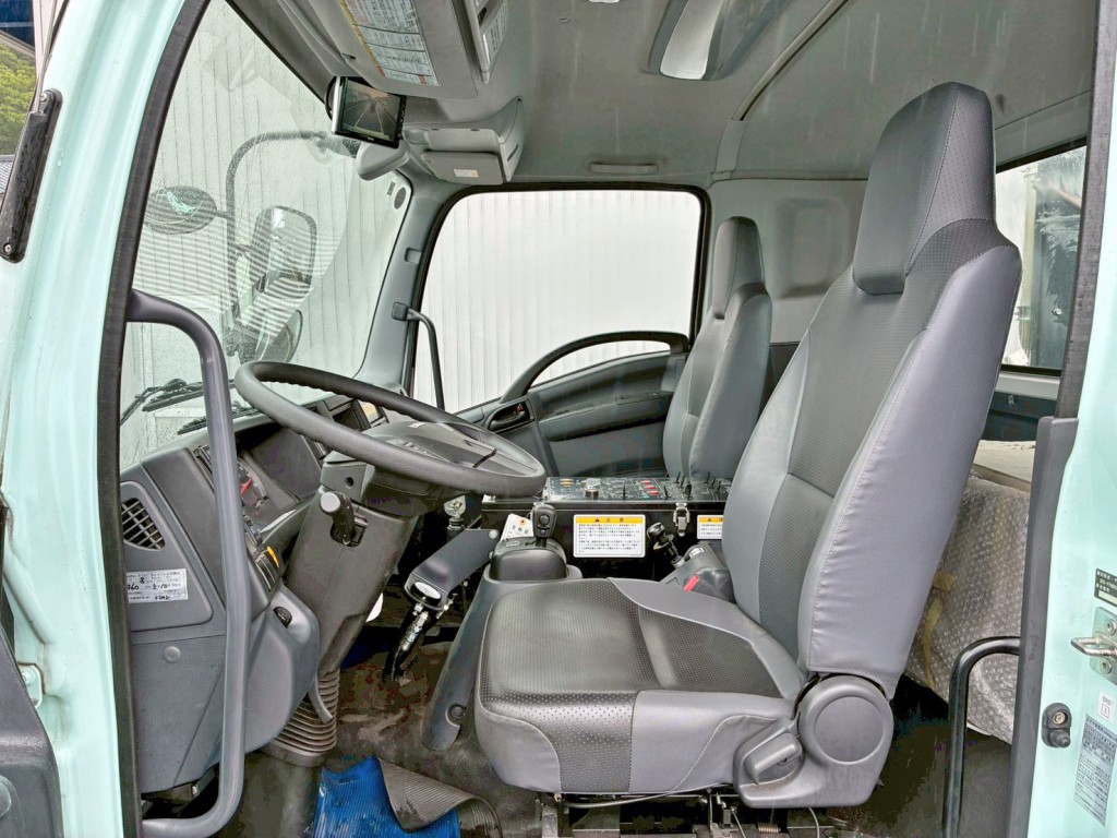 左ハンドル車です。|いすゞ フォワード 2PG-FTR90V2改の写真7