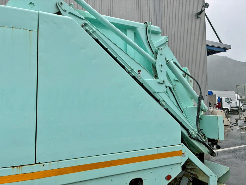 ヘコミの状態です。|いすゞ フォワード 2PG-FTR90V2改の写真19