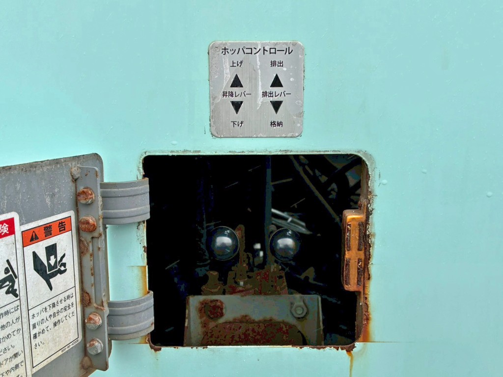 ホッパーの昇降 及び 排出の操作レバーです。|いすゞ フォワード 2PG-FTR90V2改の写真23