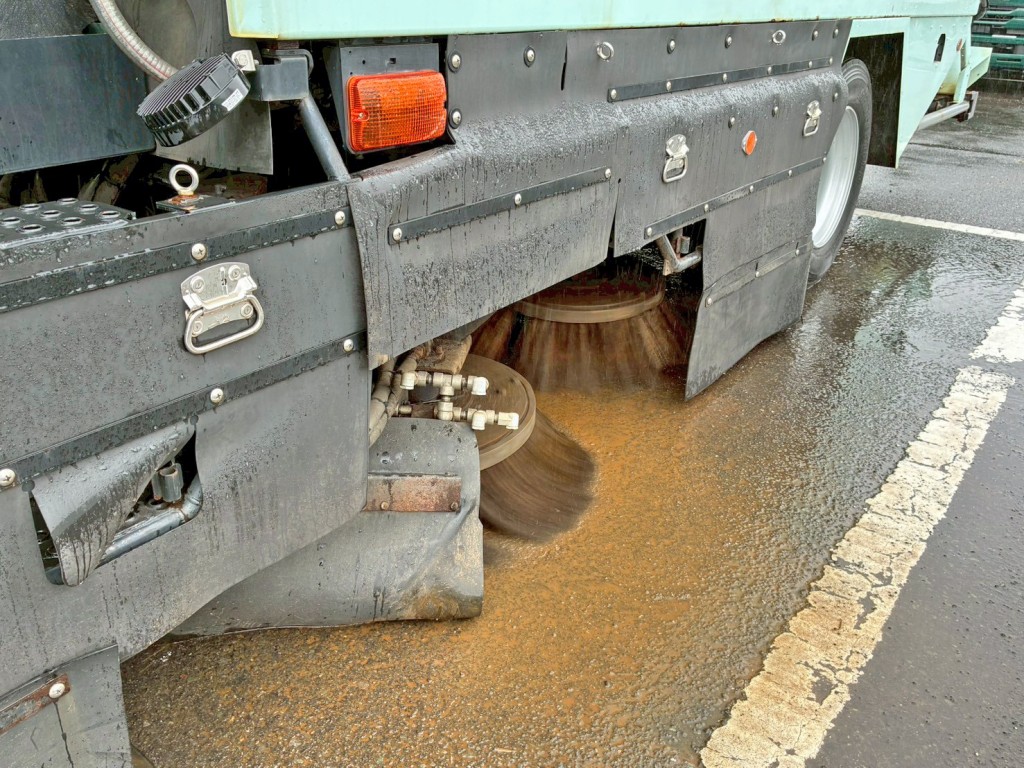 運転席側ブラシ作動時の状態です。|いすゞ フォワード 2PG-FTR90V2改の写真25