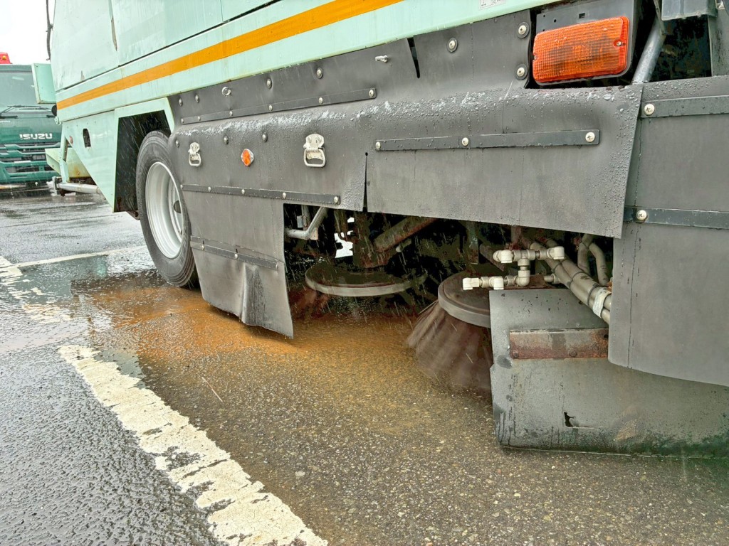 助手席側ブラシ作動時の状態です。|いすゞ フォワード 2PG-FTR90V2改の写真27