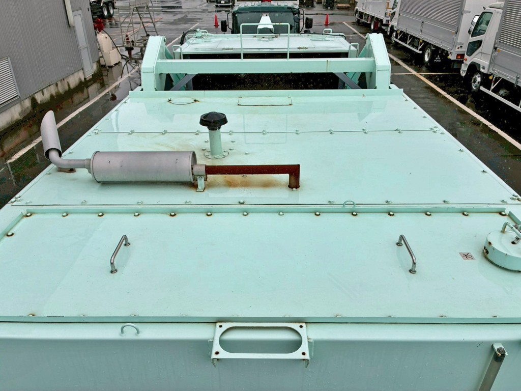 ボディー前方に水タンクが付いています。|いすゞ フォワード 2PG-FTR90V2改の写真31