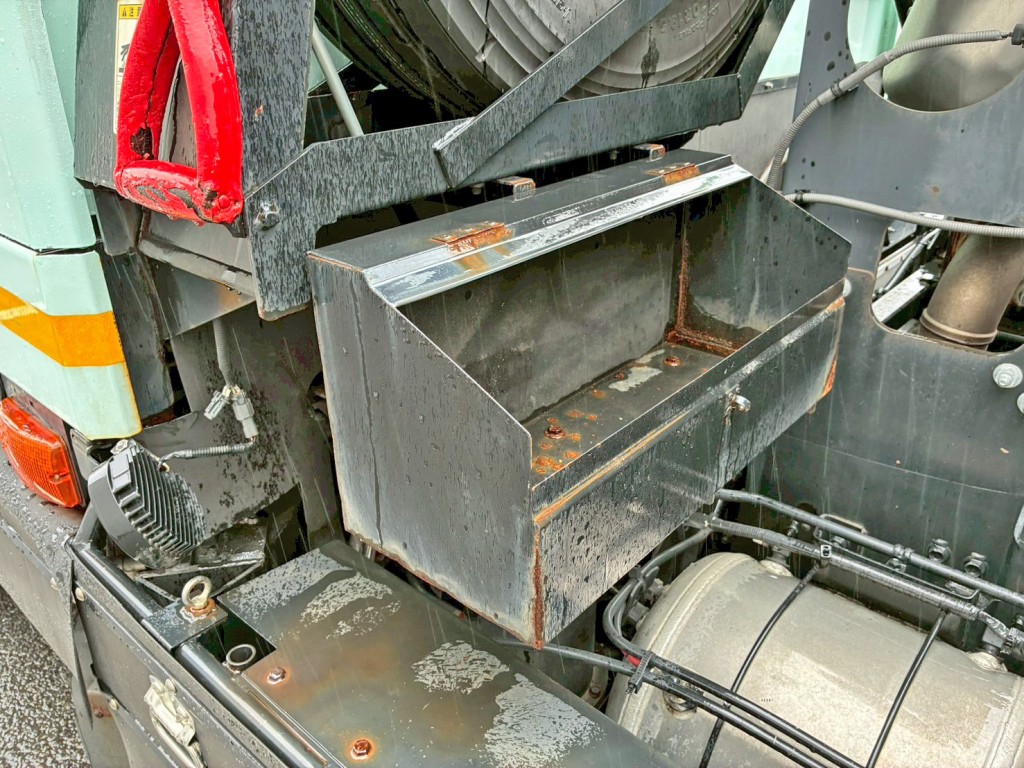 ボディー前方助手席側に工具箱が付いています。(フタが欠品しています)|いすゞ フォワード 2PG-FTR90V2改の写真34