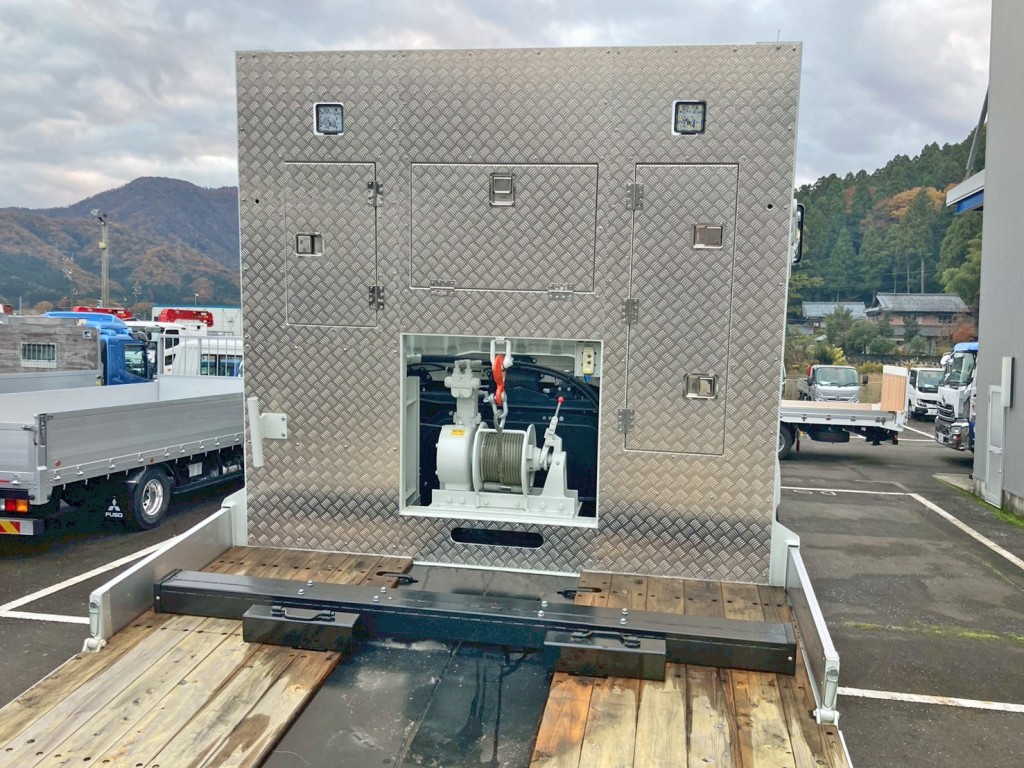 ウインチ付きです。(プロテクターに縞板アルミが張られています)|三菱 スーパーグレート 2PG-FV80VYの写真10