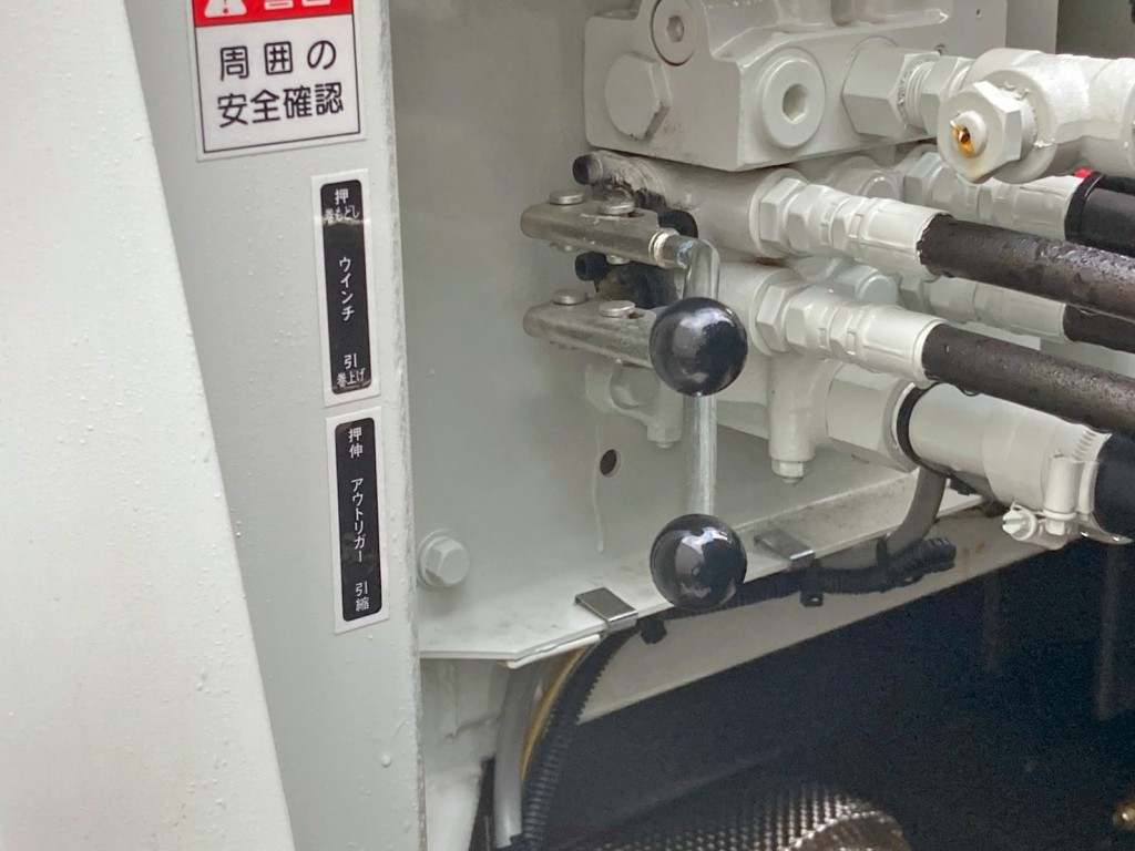 ウインチ 及び アウトリガーの操作レバーです。|三菱 スーパーグレート 2PG-FV80VYの写真16