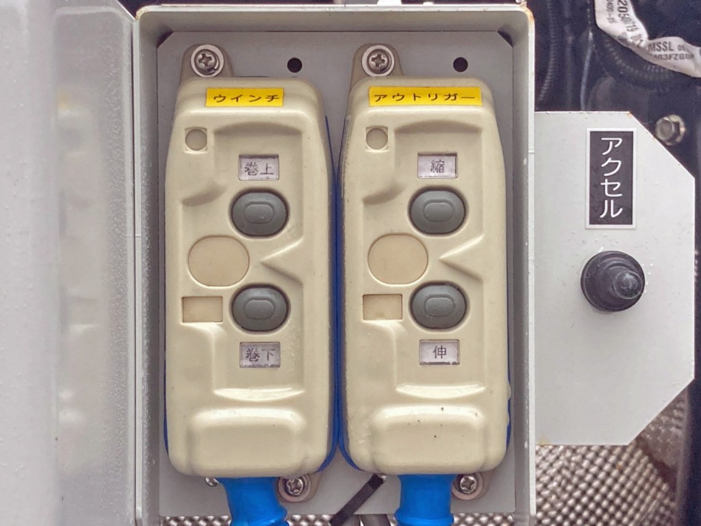 ウインチ 及び アウトリガーの操作スイッチです。|三菱 スーパーグレート 2PG-FV80VYの写真17
