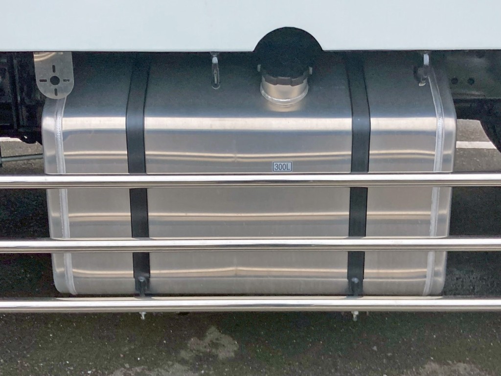 燃料タンクは300Lアルミ製です。|三菱 スーパーグレート 2PG-FV80VYの写真20