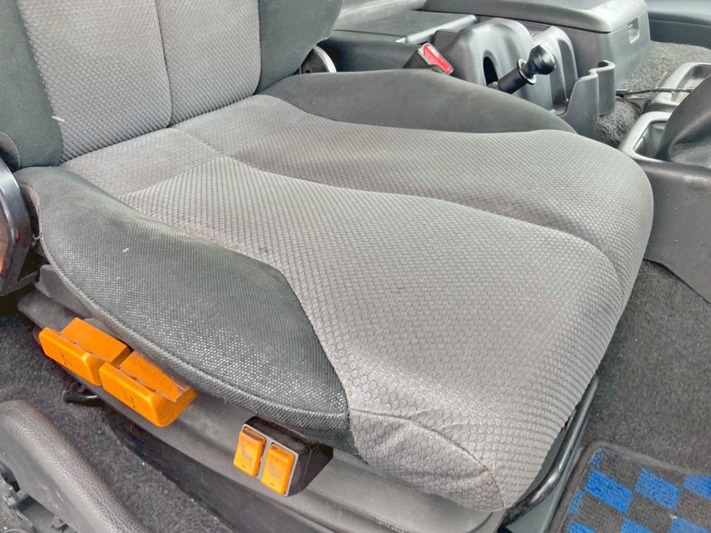 運転席座面にヘタリがあります。|日野 プロフィア QKG-FS1EKDAの写真8