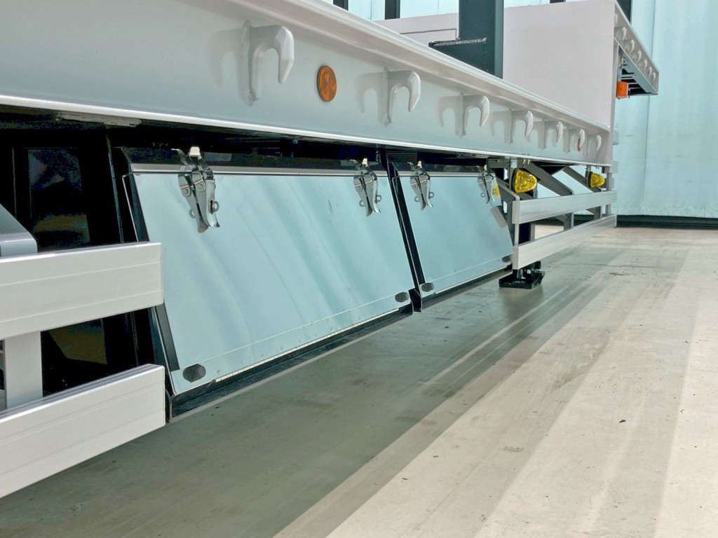 運転席側にステンレス製の工具箱が2つ付いています。|トレクス PLB34114改の写真22