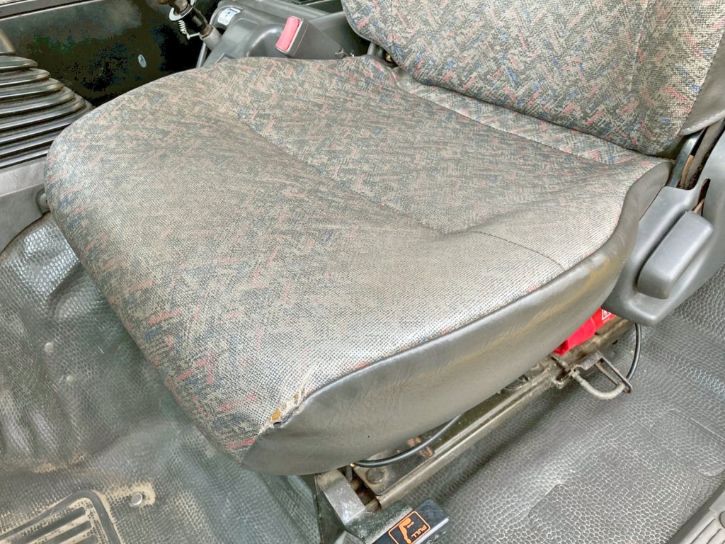 運転席座面にヘタリ・破れがあります。|いすゞ フォワード PA-FRR34D4改(2WD)の写真8