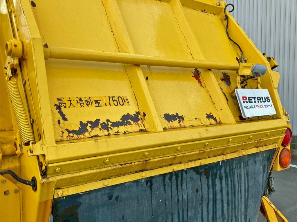 テールゲートにサビがあります。|いすゞ フォワード PA-FRR34D4改(2WD)の写真10