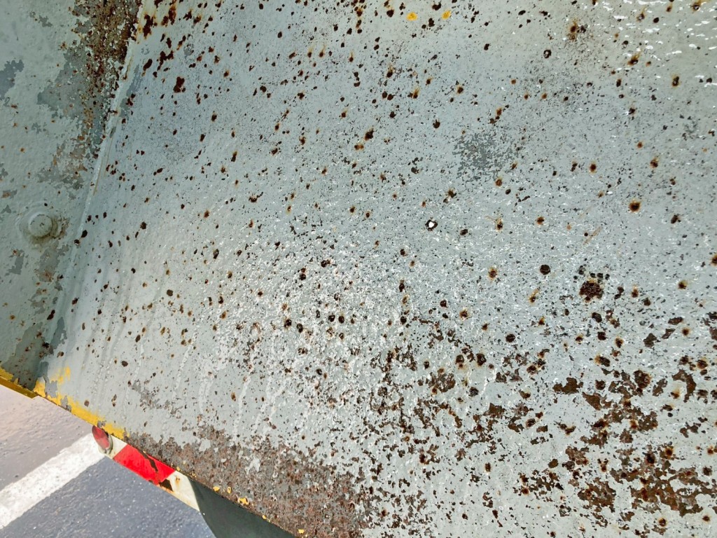 ホッパーに小さな穴があります。|いすゞ フォワード PA-FRR34D4改(2WD)の写真16