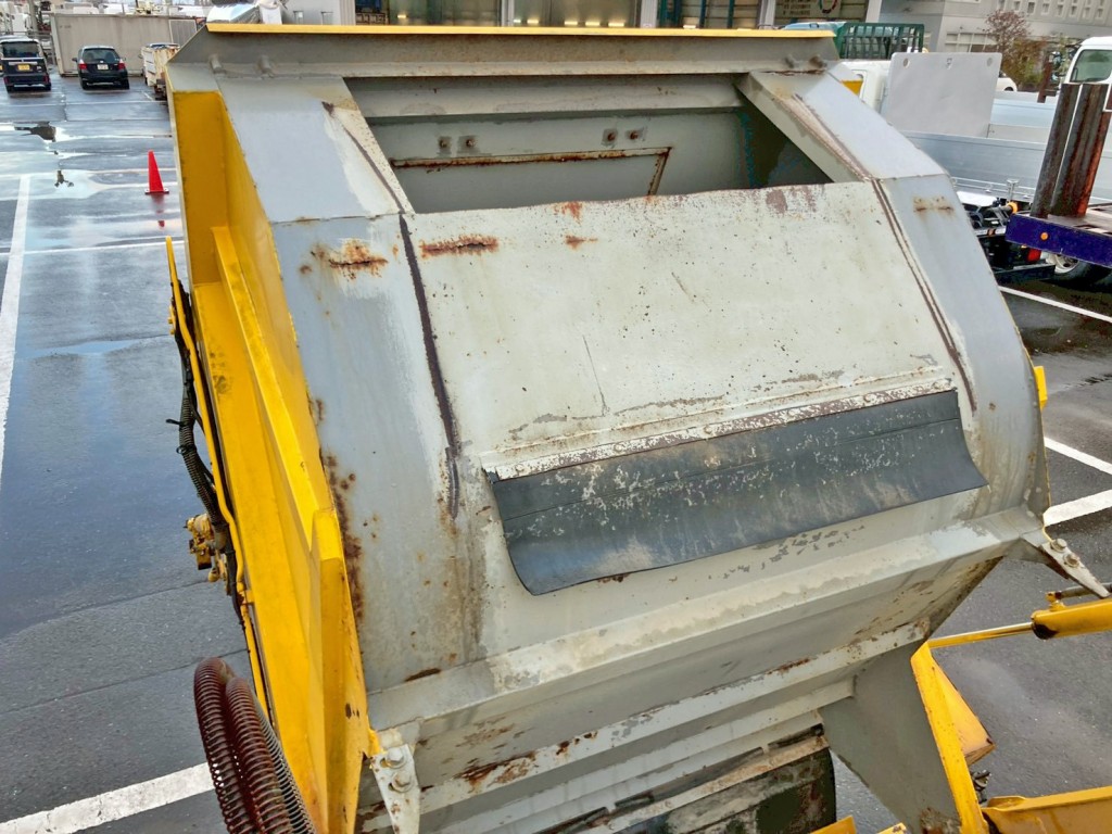 ホッパー裏側の所々にサビがあります。(助手席側)|いすゞ フォワード PA-FRR34D4改(2WD)の写真17