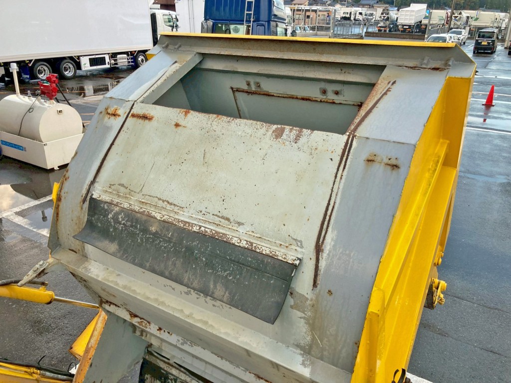 ホッパー裏側の所々にサビがあります。(運転席側)|いすゞ フォワード PA-FRR34D4改(2WD)の写真18