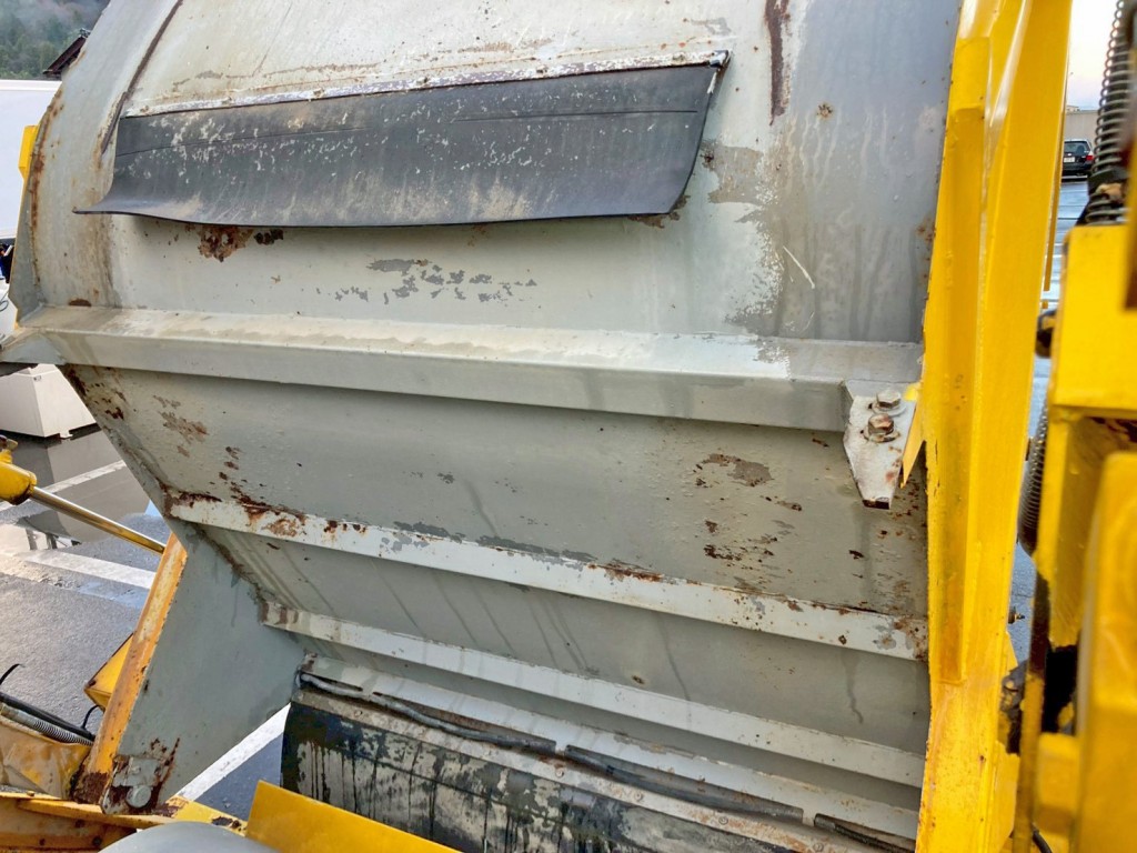 ホッパー床面裏側の所々にサビがあります。(運転席側)|いすゞ フォワード PA-FRR34D4改(2WD)の写真20