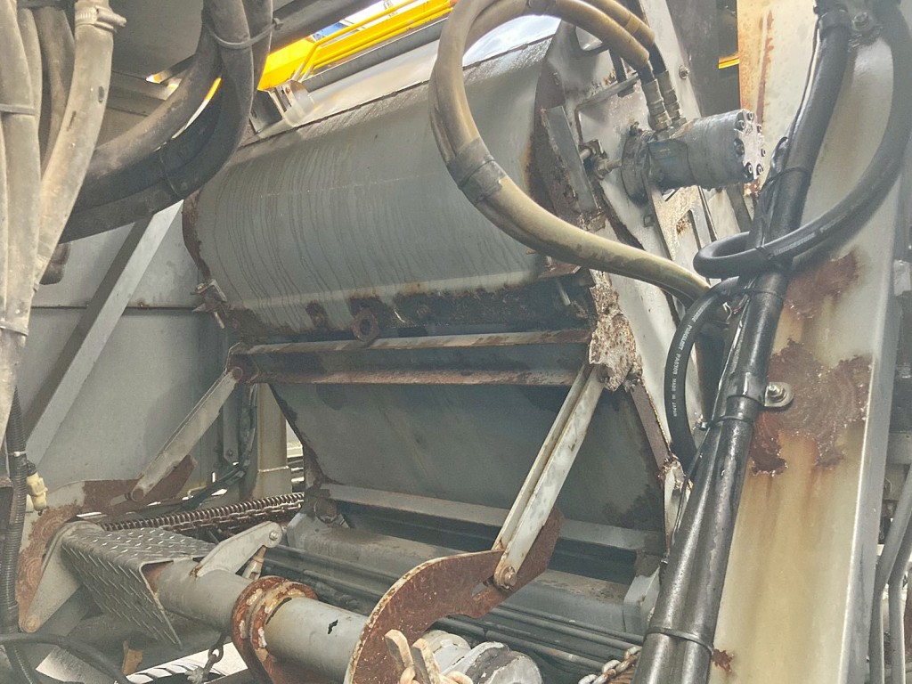 ベルトコンベア裏側の所々に腐食・穴あきがあります。|いすゞ フォワード PA-FRR34D4改(2WD)の写真22