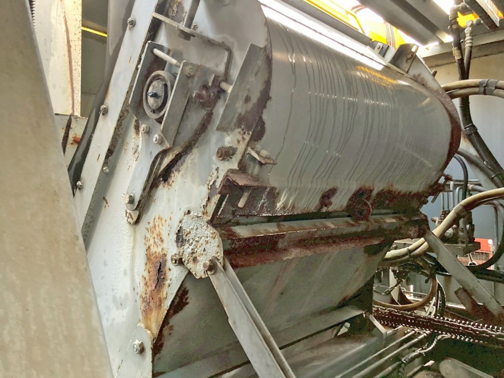 ベルトコンベア裏側の所々に腐食・穴あきがあります。|いすゞ フォワード PA-FRR34D4改(2WD)の写真24