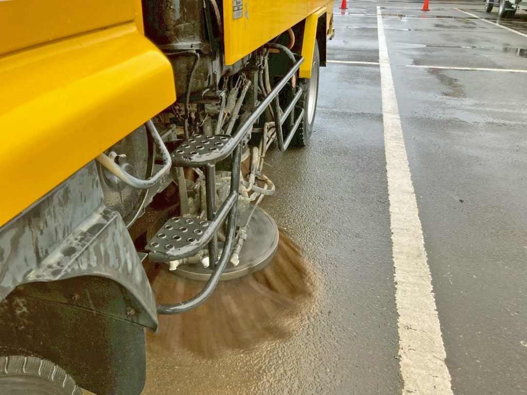 運転席側ブラシ作動時の状態です。|いすゞ フォワード PA-FRR34D4改(2WD)の写真33