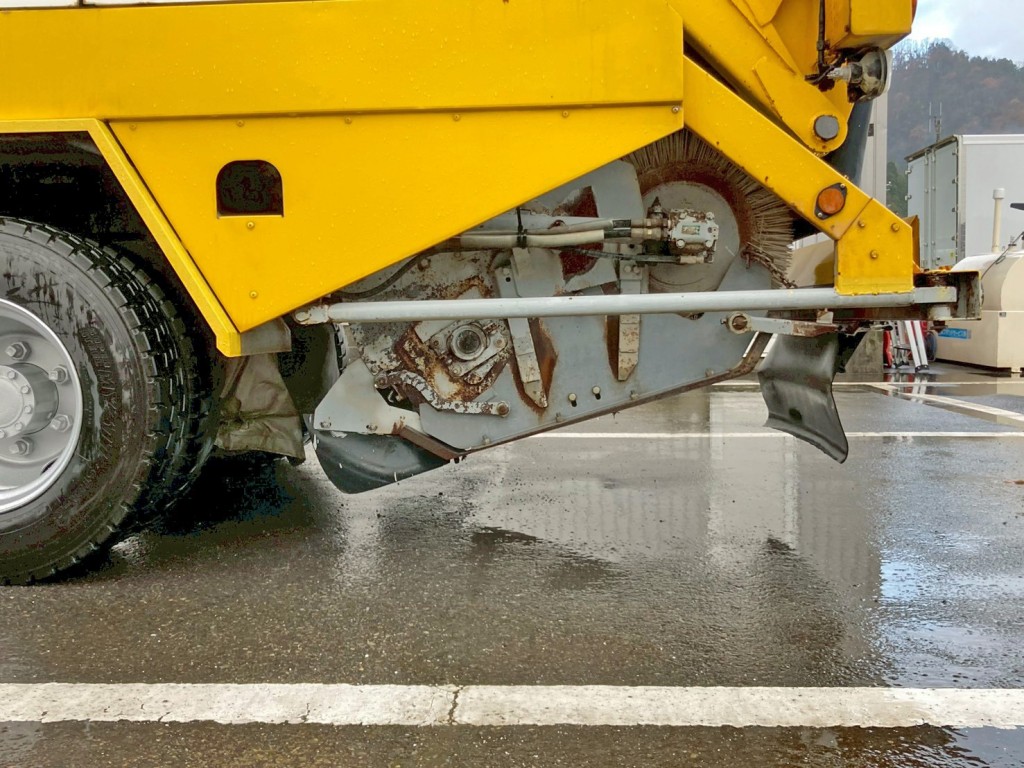 主ブラシ通常走行時の状態です。|いすゞ フォワード PA-FRR34D4改(2WD)の写真35