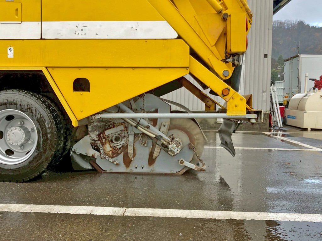 主ブラシ作動時の状態です。|いすゞ フォワード PA-FRR34D4改(2WD)の写真36