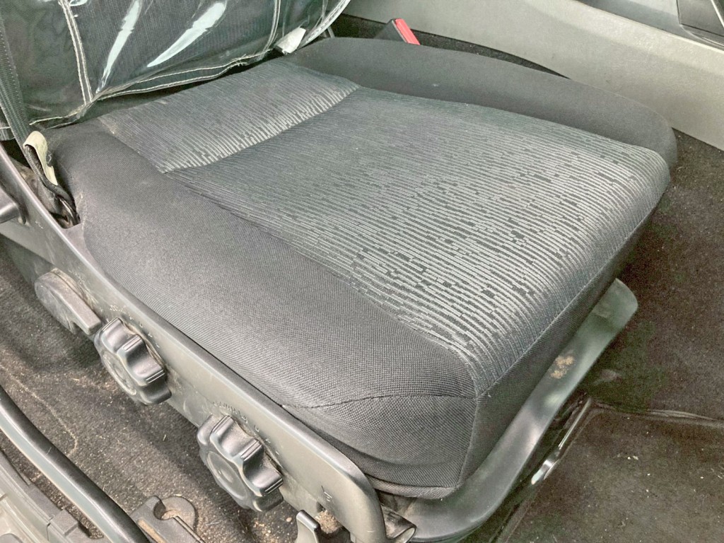 運転席座面にヘタリがあります。|三菱 スーパーグレート 2PG-FV70HZの写真8