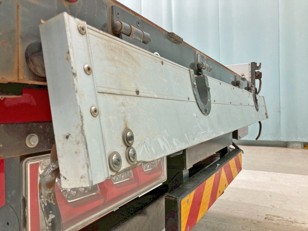 リヤアオリ内側にキズ・ヘコミがあります。(助手席側)|三菱 スーパーグレート 2PG-FV70HZの写真10