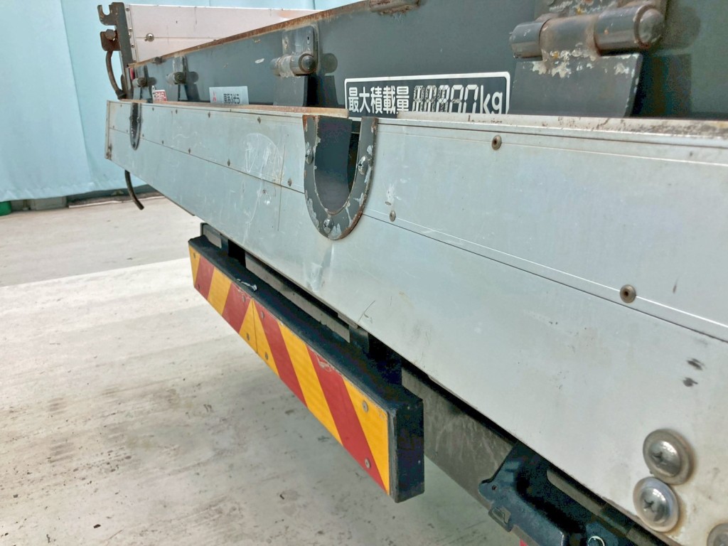 リヤアオリ内側にキズ・ヘコミがあります。(運転席側)|三菱 スーパーグレート 2PG-FV70HZの写真11