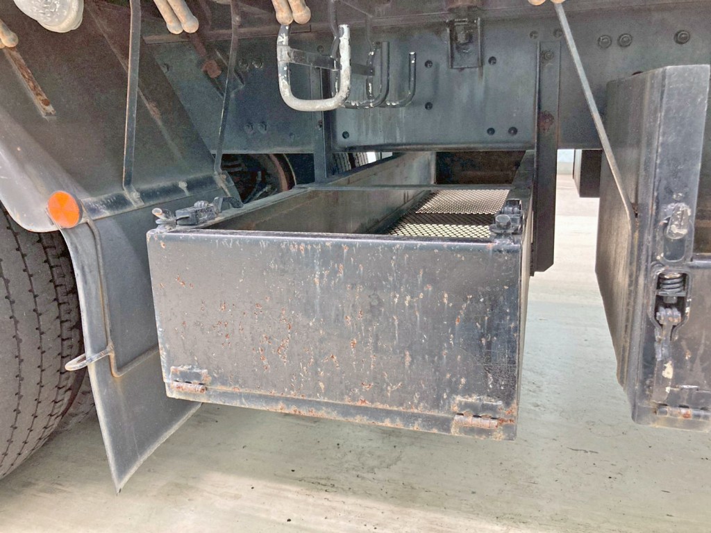 ボディー後方にりん木入れが付いています。|三菱 スーパーグレート 2PG-FV70HZの写真19