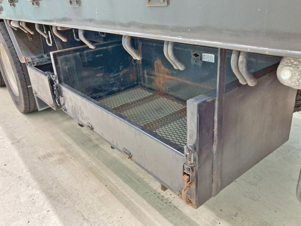 ボディー助手席側後方にりん木入れが付いています。|三菱 スーパーグレート 2PG-FV70HZの写真20