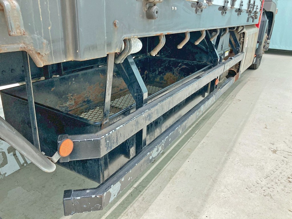 ボディー運転席側中央部にりん木入れが付いています。|三菱 スーパーグレート 2PG-FV70HZの写真22