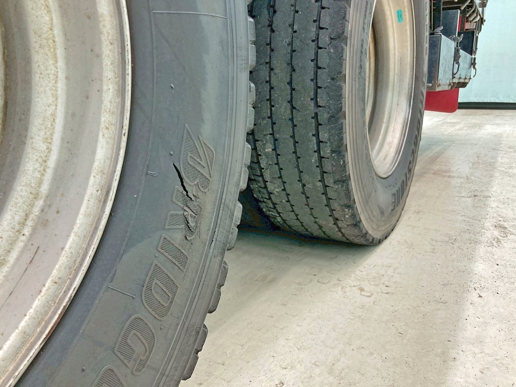 助手席側2軸目タイヤサイドウォールに亀裂があります。|三菱 スーパーグレート 2PG-FV70HZの写真23