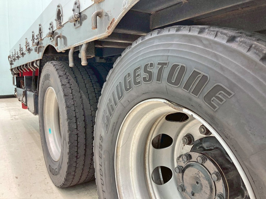 運転席側2軸目ホイールリム部に曲がりがあります。|三菱 スーパーグレート 2PG-FV70HZの写真24