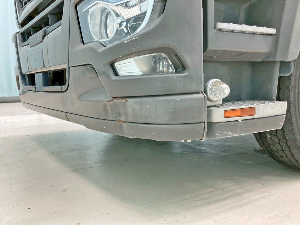 フロントバンパー助手席側にヘコミ、ステップカバーに引きキズがあります。|三菱 スーパーグレート 2PG-FV70HZの写真25