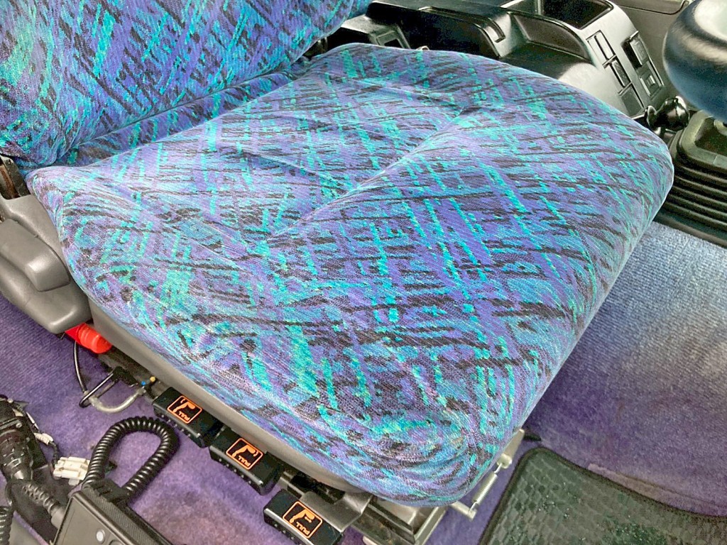 運転席座面にヘタリがあります。|いすゞ ギガ QKG-CYJ77Aの写真8