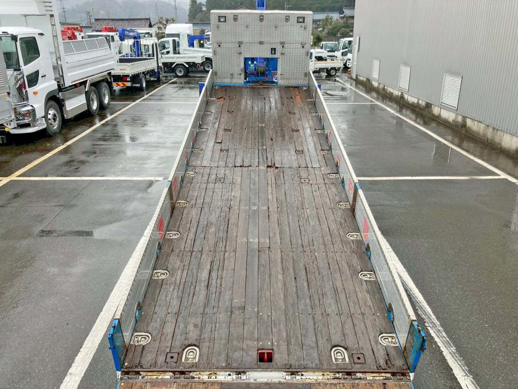 床は板張りです。|いすゞ ギガ QKG-CYJ77Aの写真9