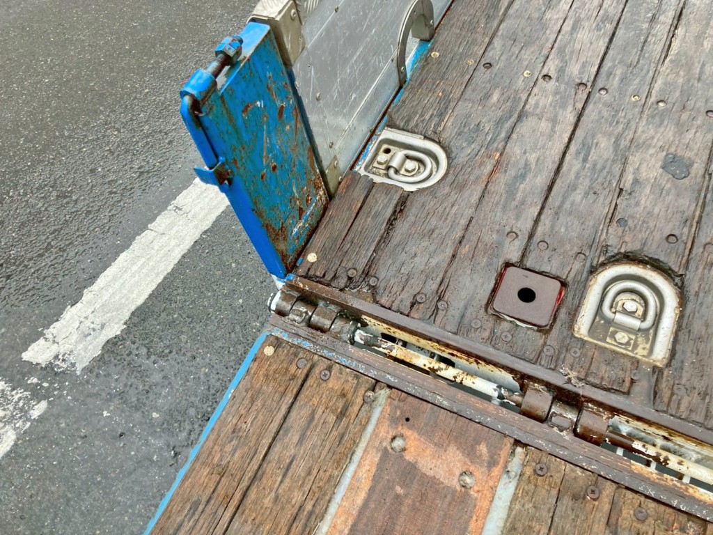 床板後方助手席側に割れがあります。|いすゞ ギガ QKG-CYJ77Aの写真10