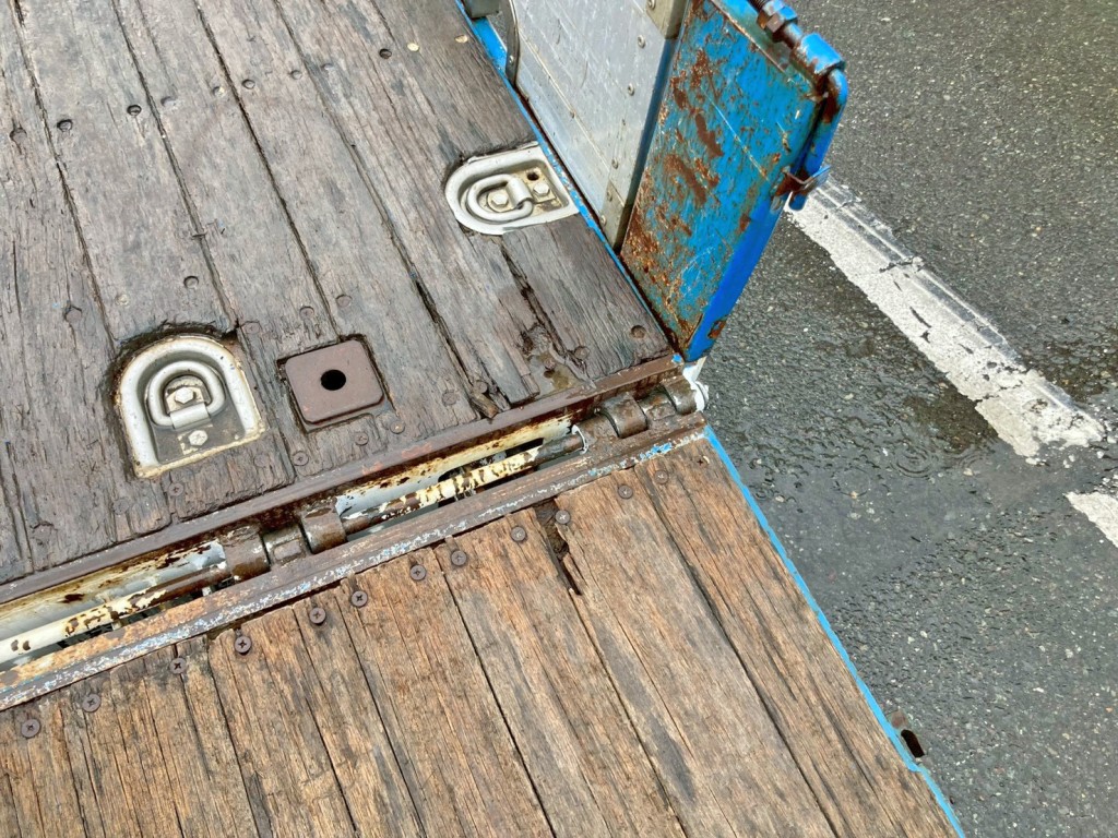 床板後方運転席側に割れがあります。|いすゞ ギガ QKG-CYJ77Aの写真11