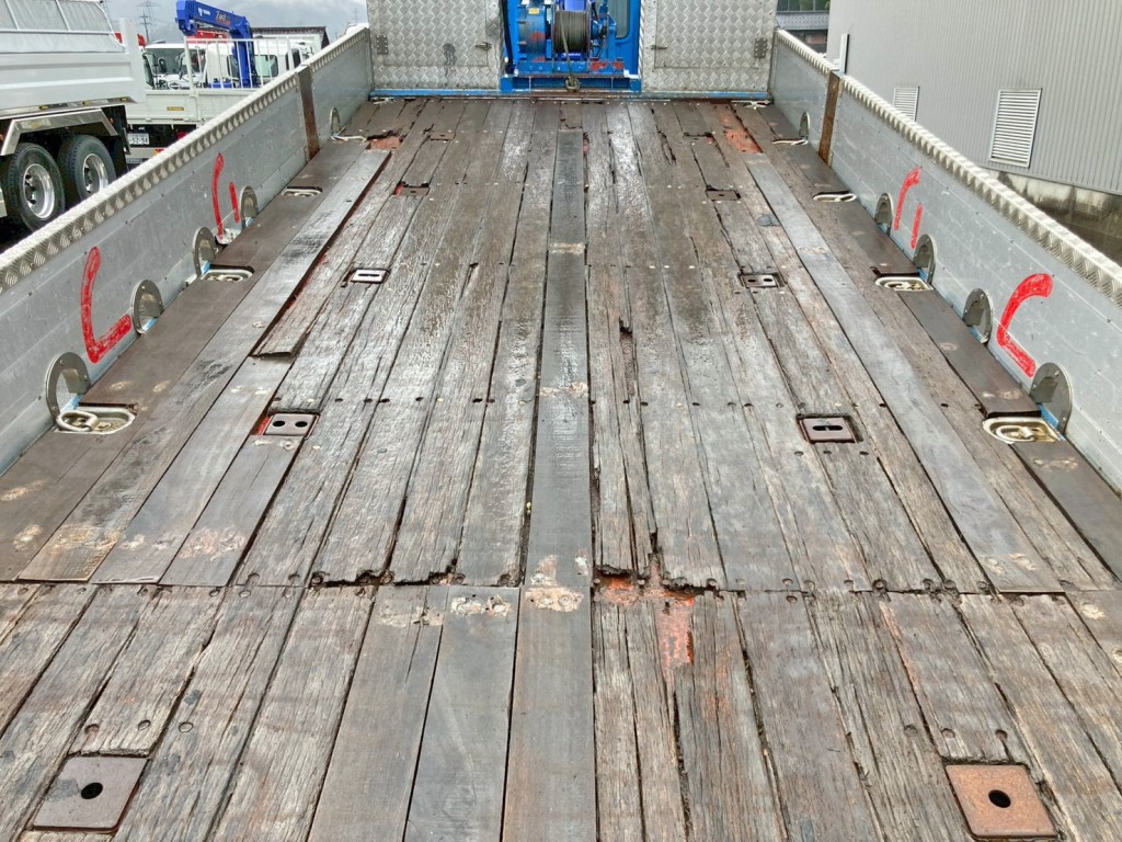 床板中央部の所々に割れがあります。|いすゞ ギガ QKG-CYJ77Aの写真12